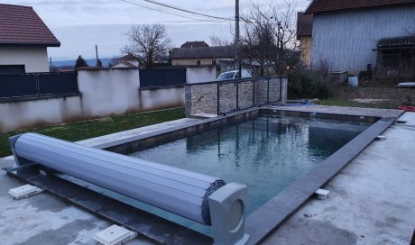 Pose et installation de volets roulants électriques pour piscine à Morestel et ses alentours