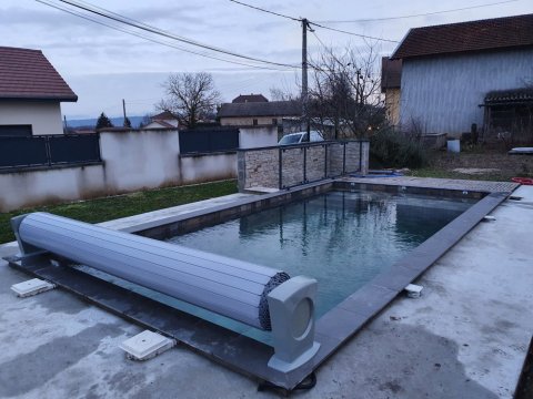 Pose et installation de volets roulants électriques pour piscine à Morestel et ses alentours