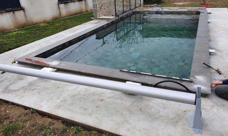 Pose et installation de volets roulants électriques pour piscine à Morestel et ses alentours