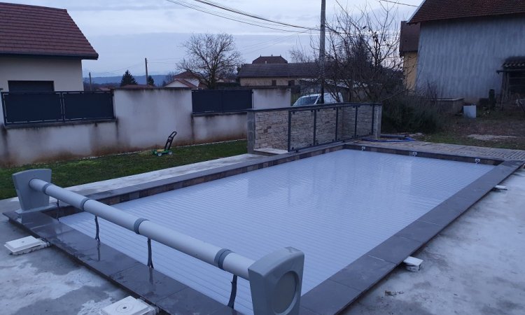 Pose et installation de volets roulants électriques pour piscine à Morestel et ses alentours